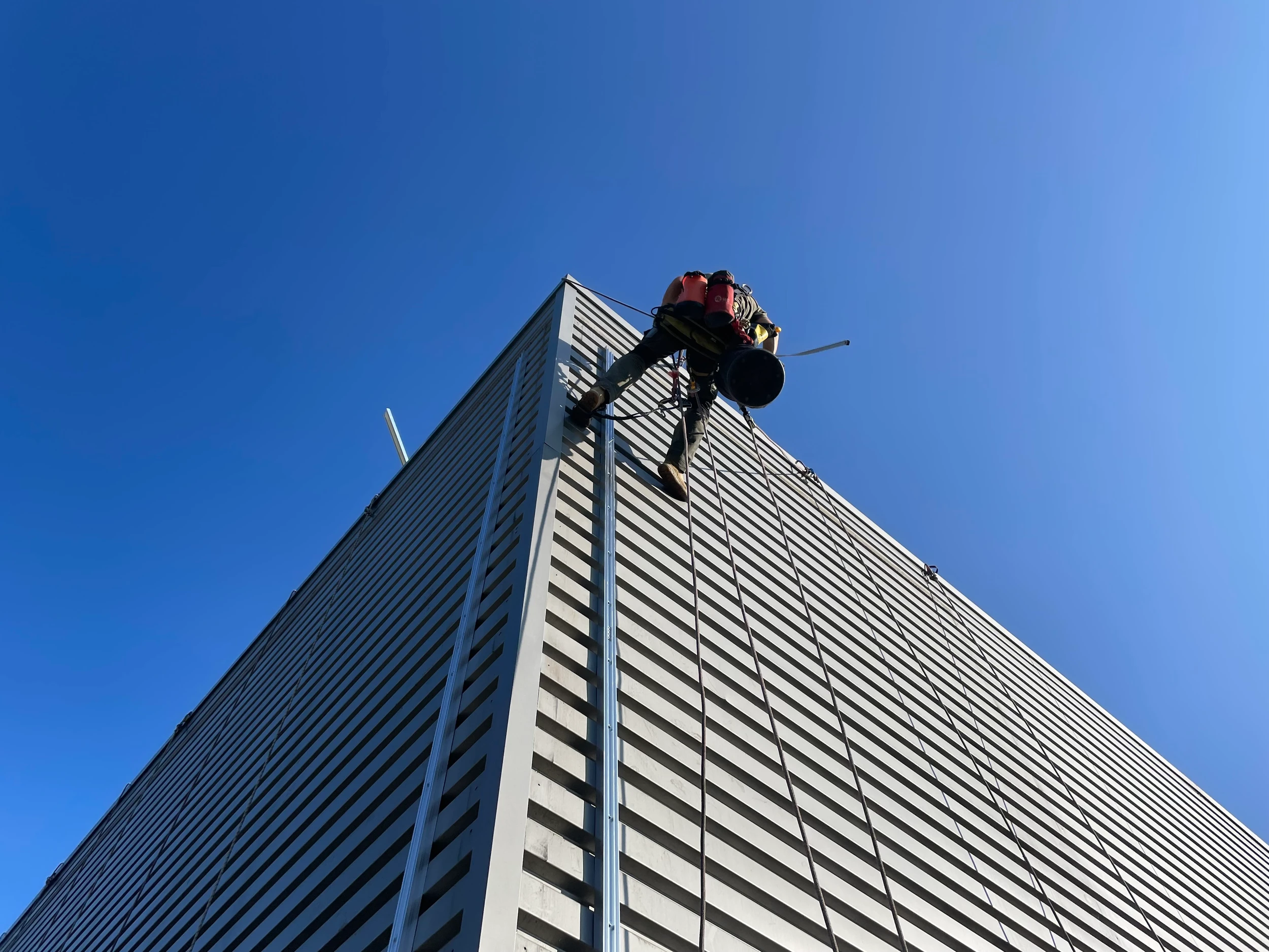 Intervention de cordistes MS Access pour visibilité renouvelée chez JUNGHEINRICH FRANCE SAS à Bruges (bâtiment) – 4